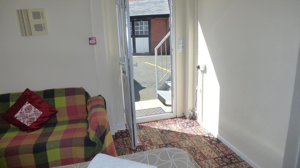 Whitehall Guest House Colwyn Bay Esterno foto