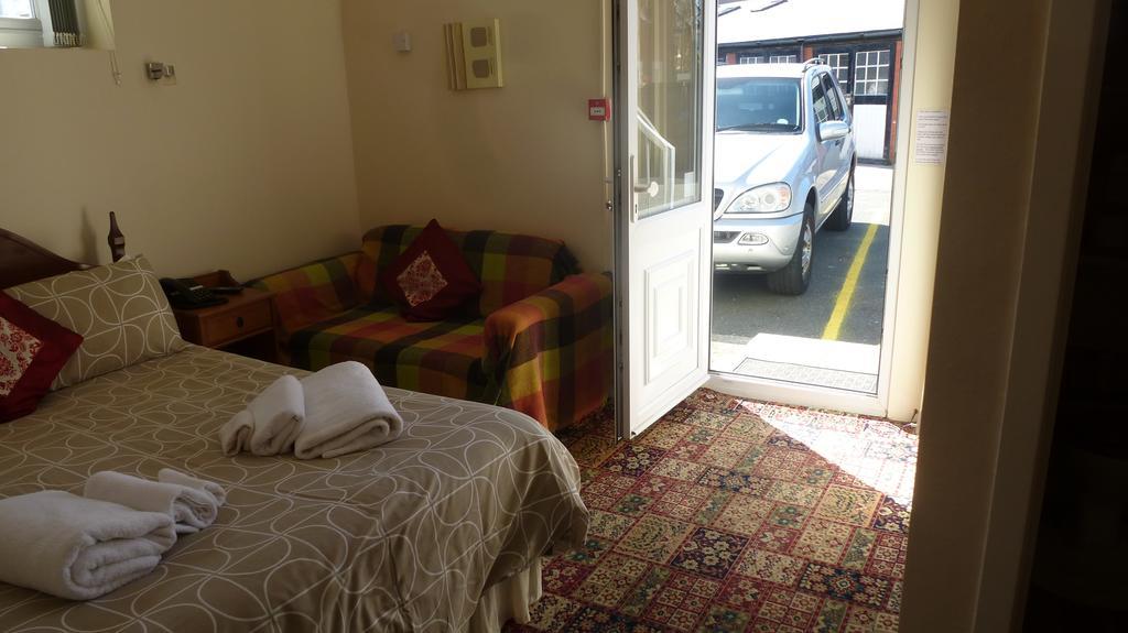Whitehall Guest House Colwyn Bay Esterno foto